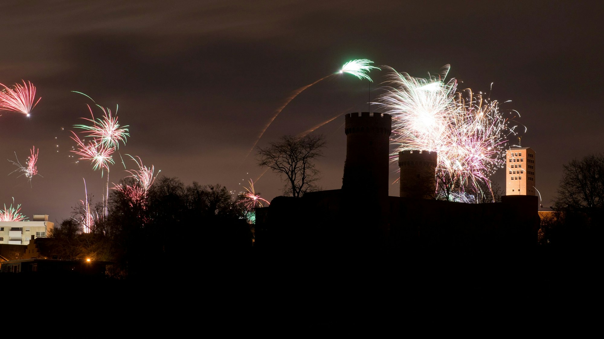 Feuerwerk mit Raketen über Zülpich vor der Silhouette der Landesburg.