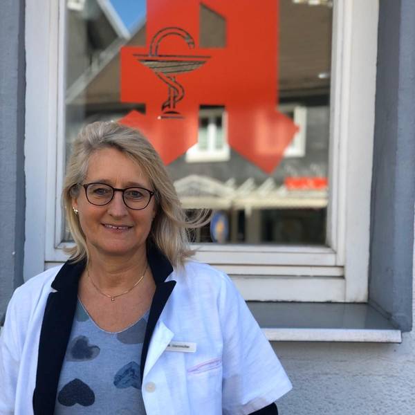 Martina Dammüller vor einer Apotheke.