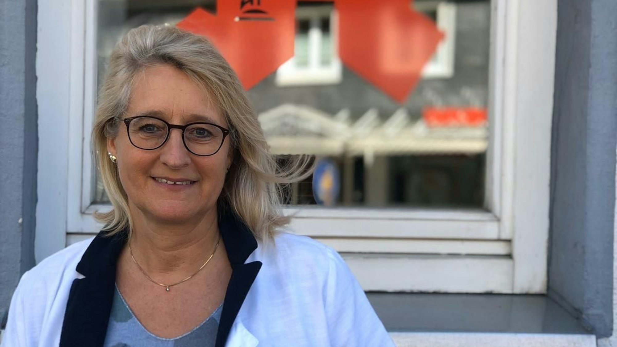Martina Dammüller vor einer Apotheke.