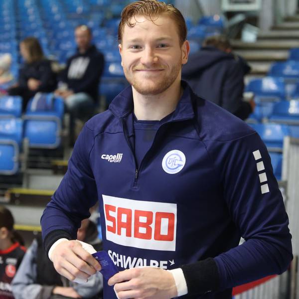 VfL-Handballer Tom Kiesler lacht aus dem Bild heraus.