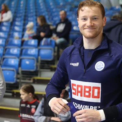 VfL-Handballer Tom Kiesler lacht aus dem Bild heraus.