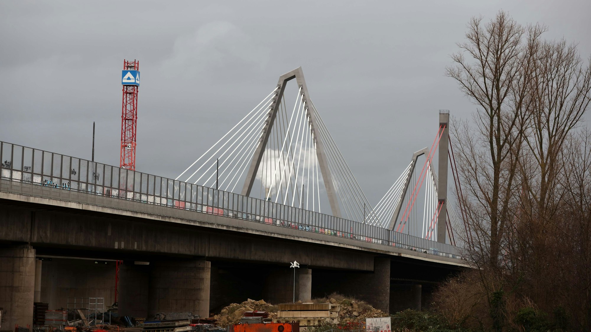 Die neue Leverkusener Rheinbrücke von Merzenich aus gesehen.