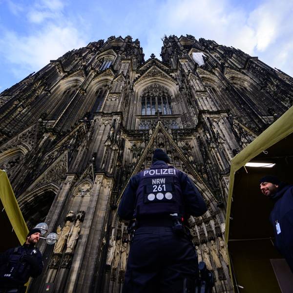 Ein Polizist steht vor dem Kölner Dom.