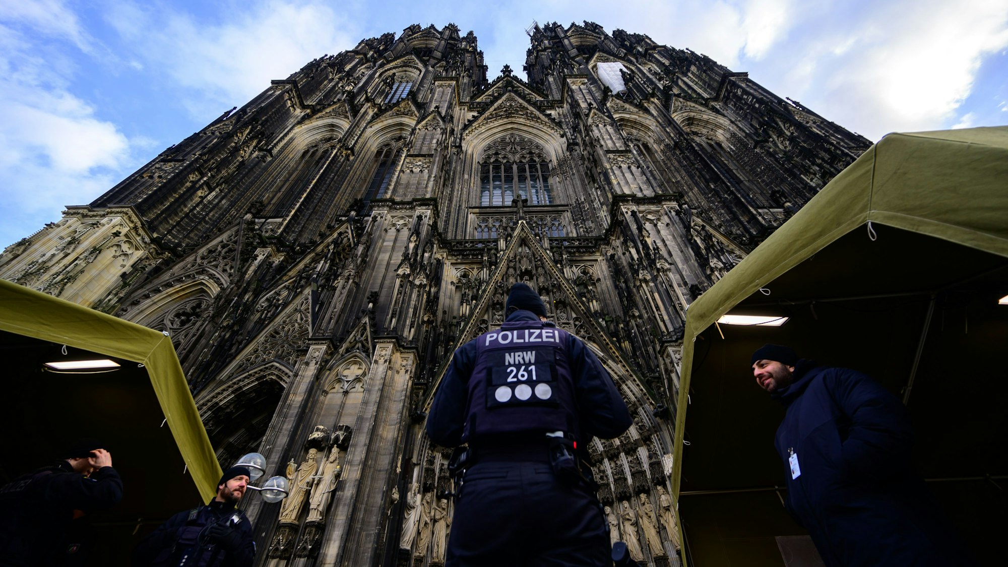 Die Polizei ist weiterhin mit vielen Einsatzkräften am Dom präsent.