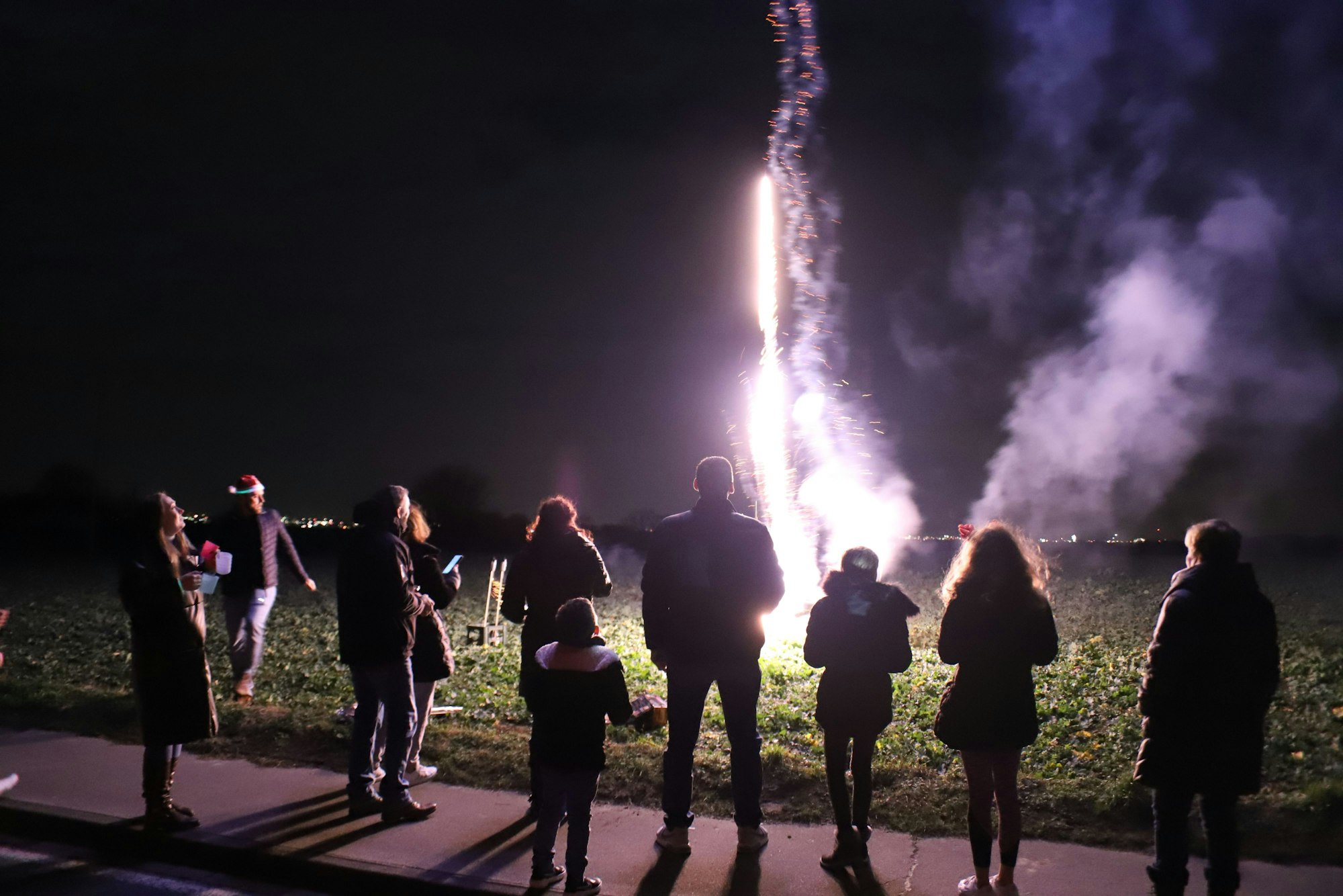 An der Kapelle St. Isidor in Halberg trafen sich viele Lohmarer, um das Jahr 2023 mit Feuerwerk zu begrüßen.