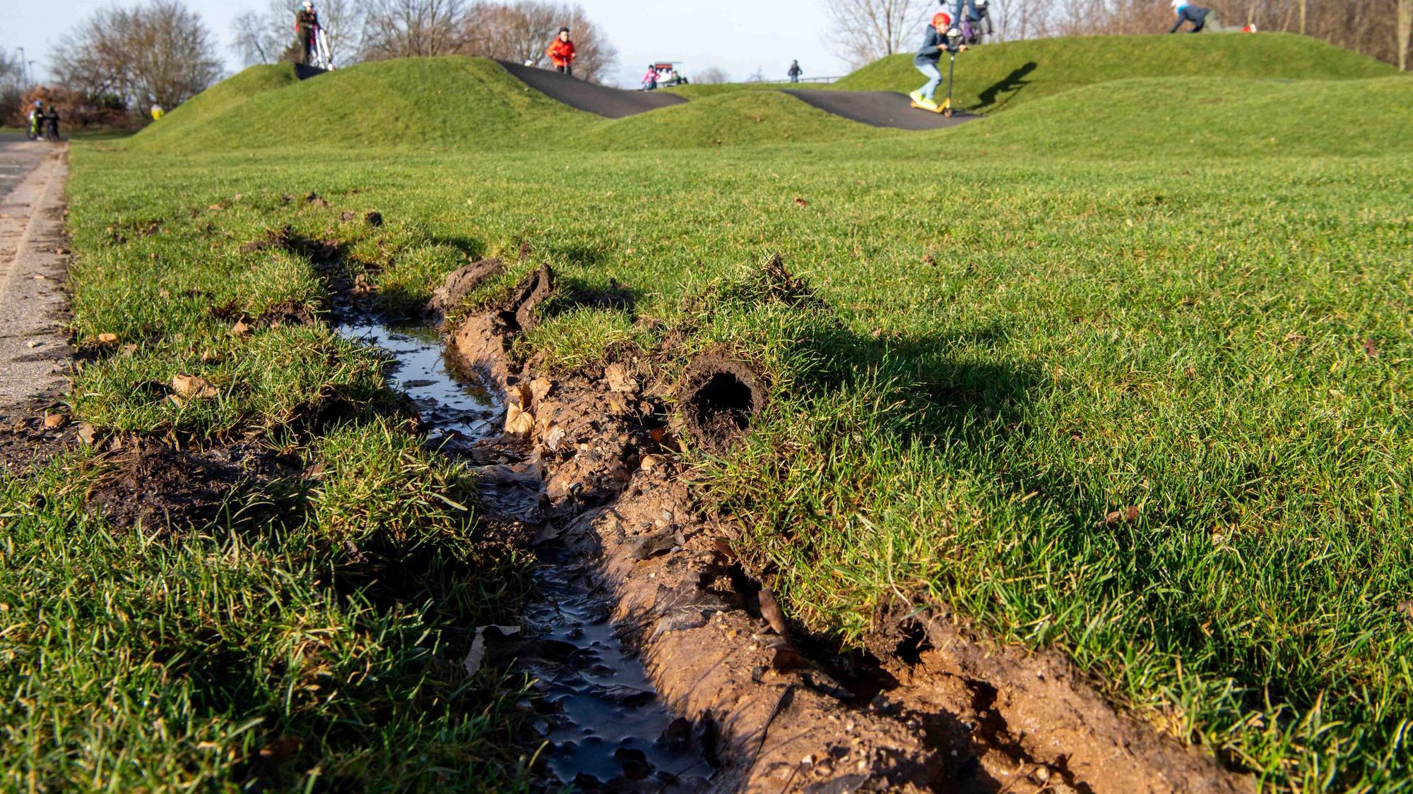 Das Bild zeigt eine tiefe Reifenspur am Rand des Pumptracks.