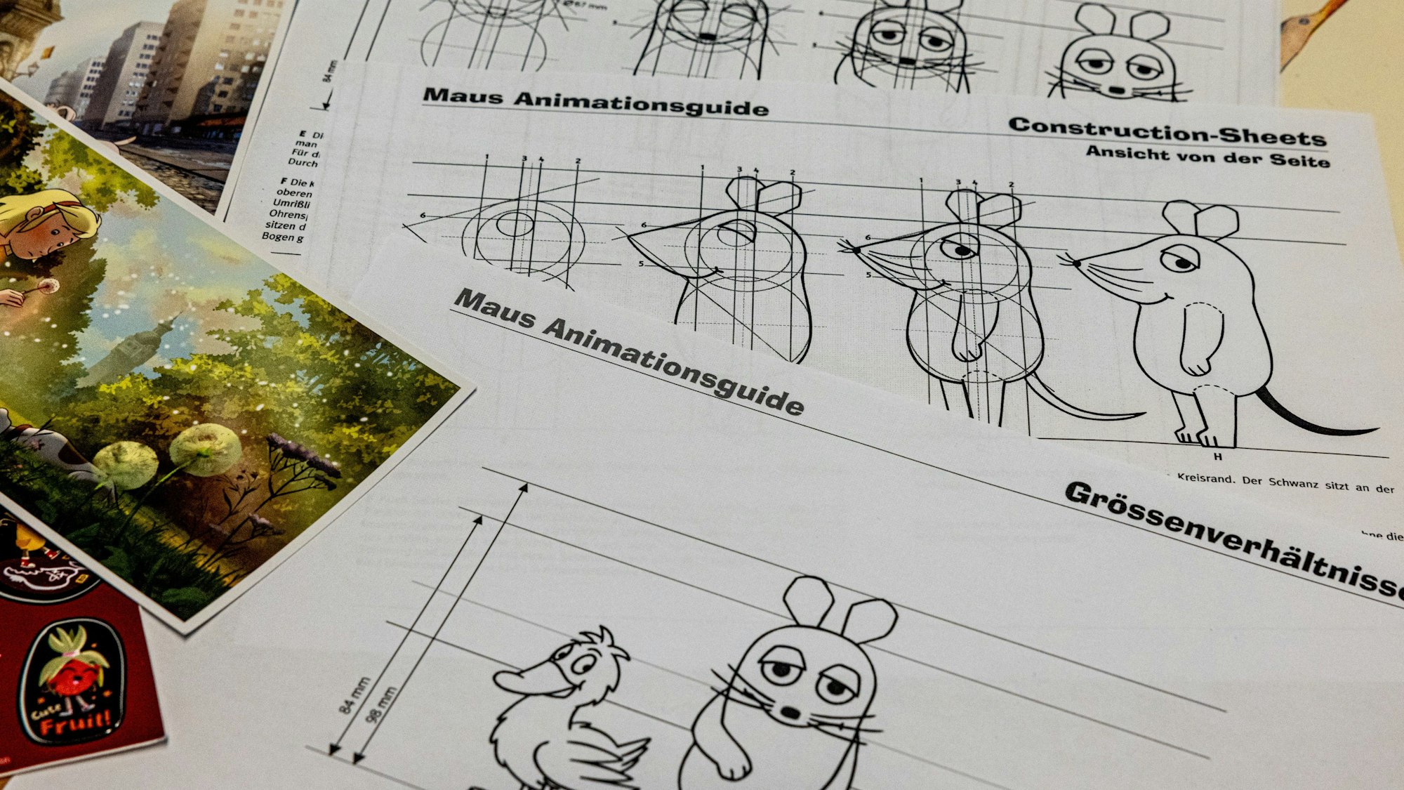 Auf Blättern sind Zeichnungen der Maus z usehen.