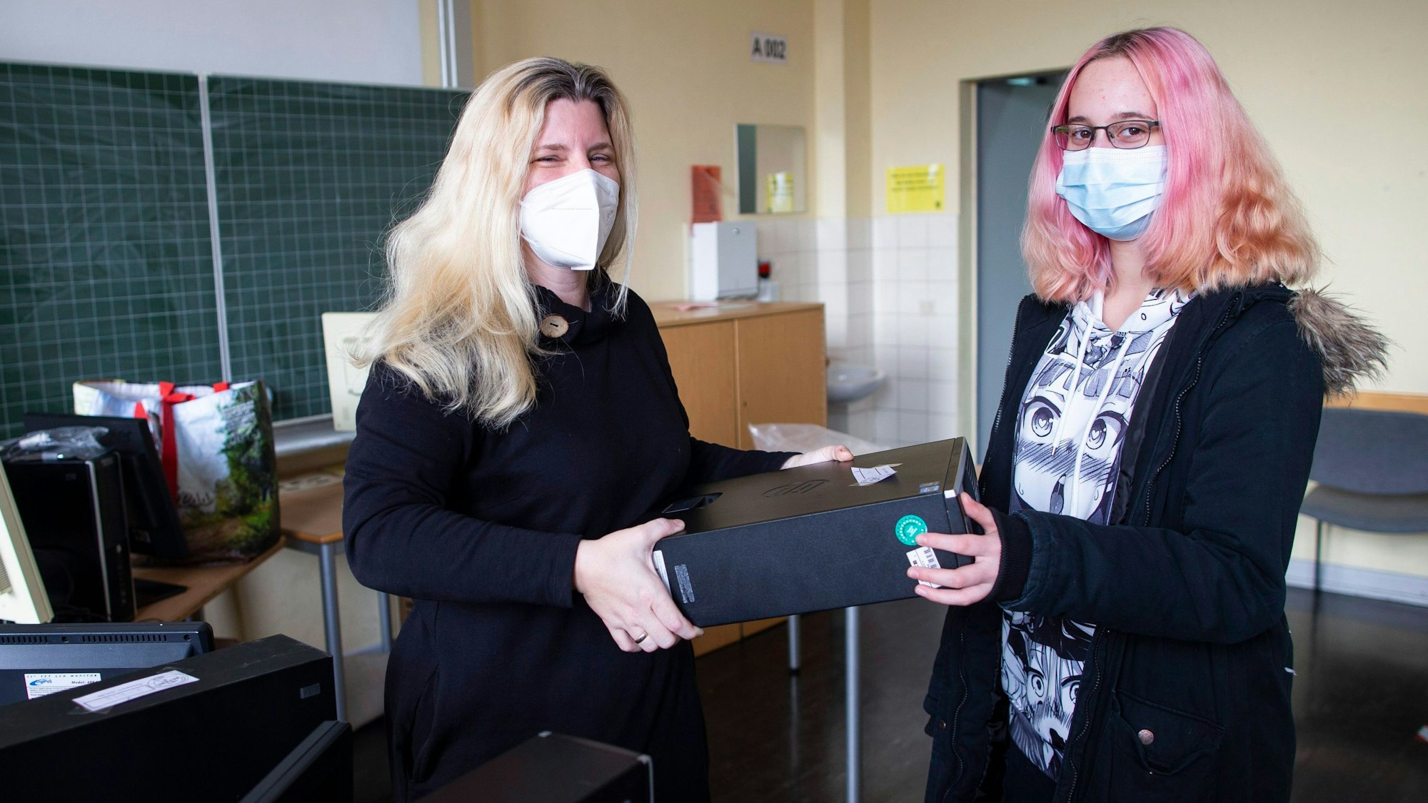 Beide freuen sich sichtlich über die Spende.