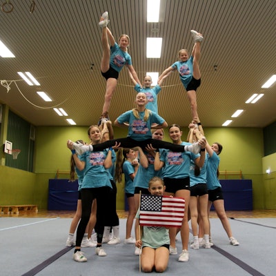 Die Cheerleader bilden eine Pyramide mit zwei Etagen.