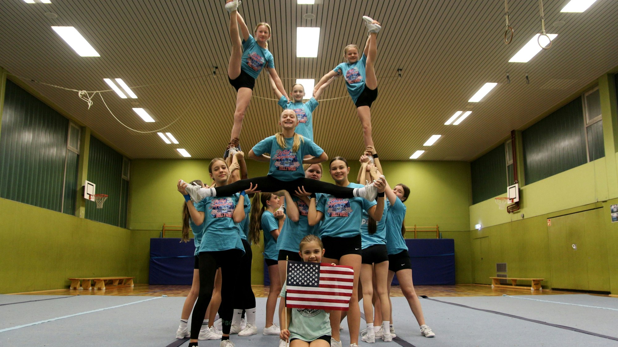Die Cheerleader bilden eine Pyramide mit zwei Etagen.