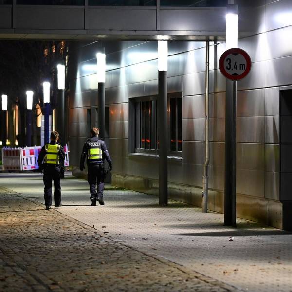 Zwei Polizisten laufen am Donnerstagabend auf dem Steinmüllergelände Streife.