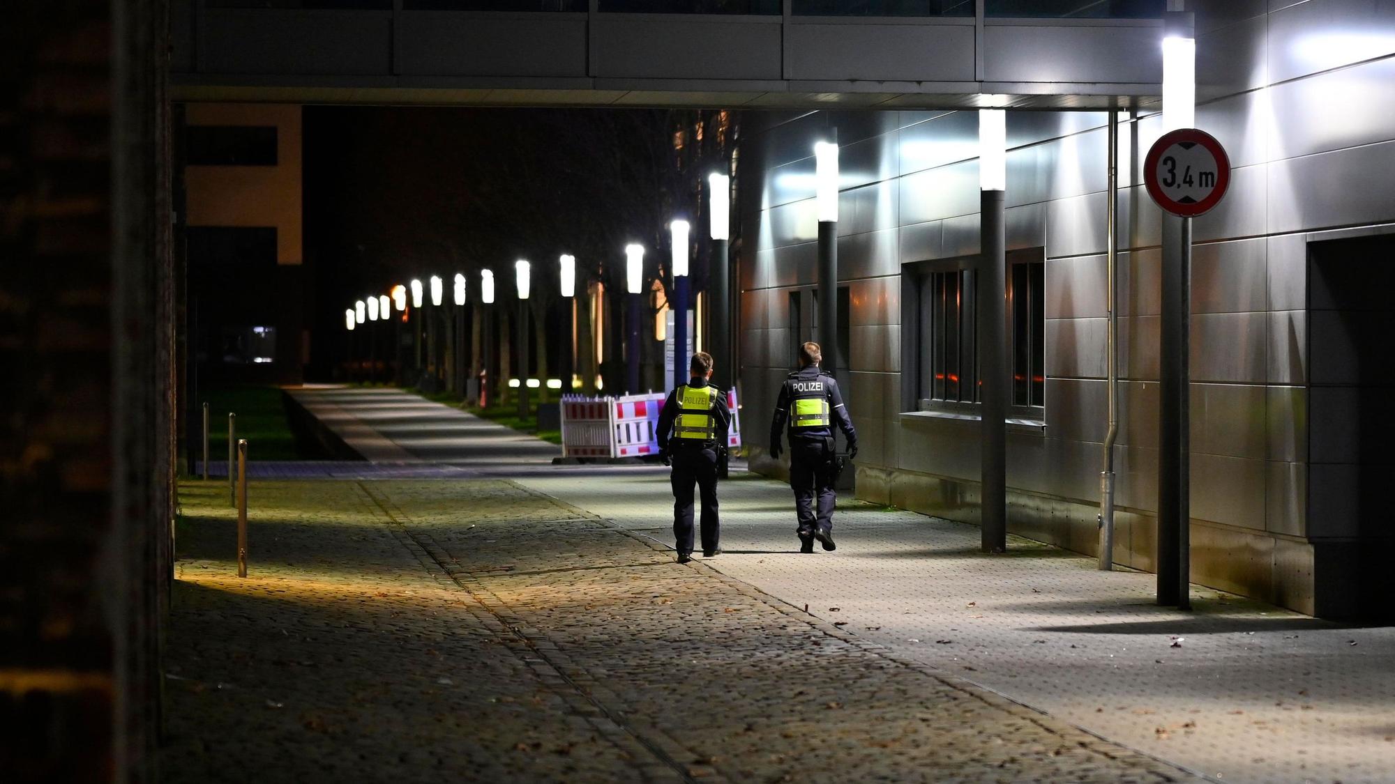 Zwei Polizisten laufen am Donnerstagabend auf dem Steinmüllergelände Streife.