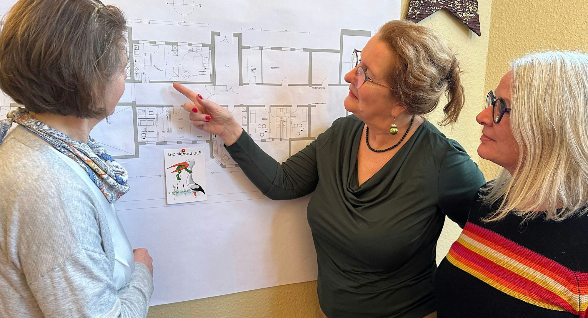St Josef-Hospital in Troisdorf, in einem Nebengebäude soll das neue Geburtshaus seinen Platz finden. Hier die Hebammen Sylvia Schneider, Claudia Schlich und Petra Schug vor den Plänen.