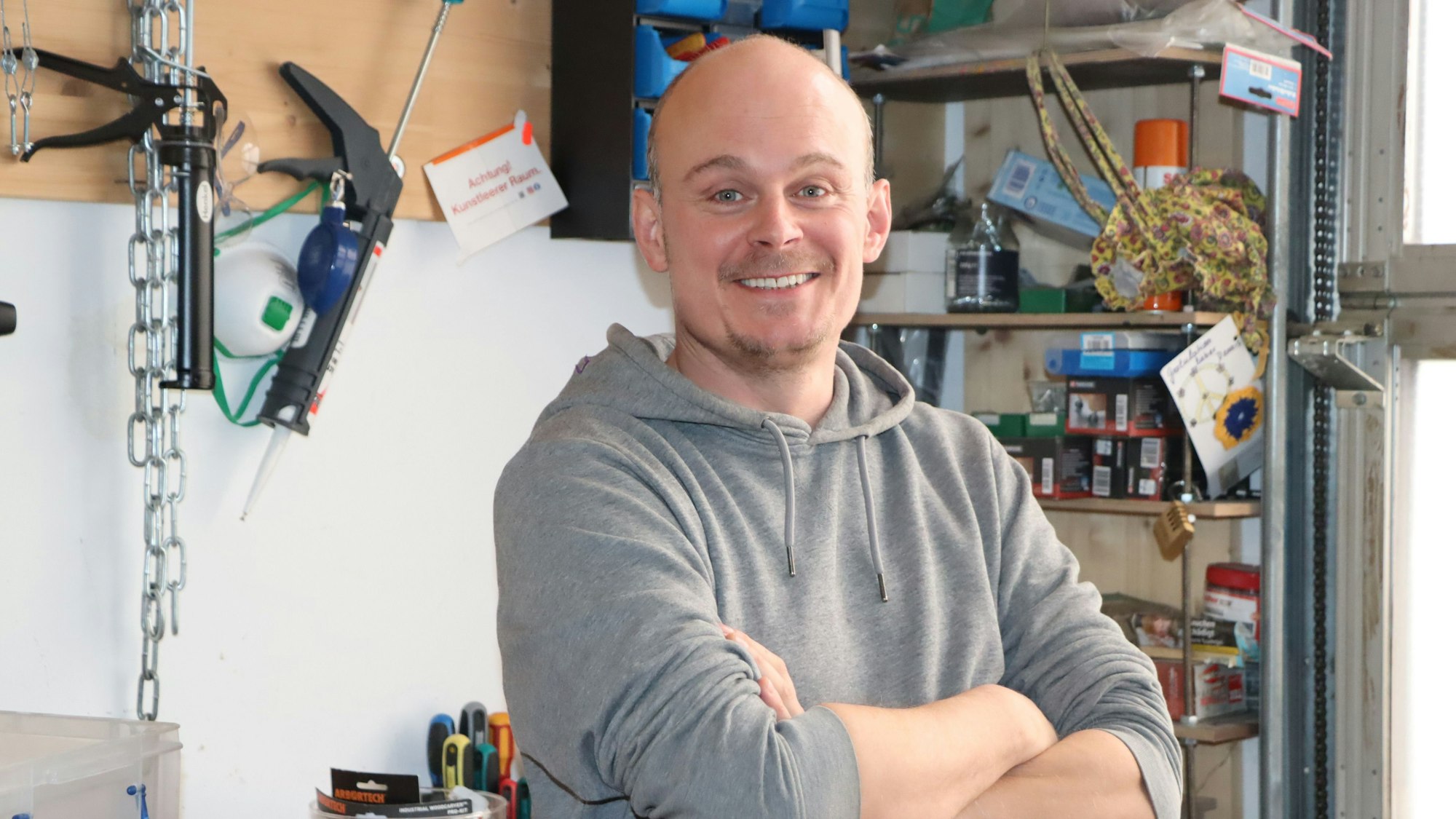 Ein Mann steht in seinem Atelier.