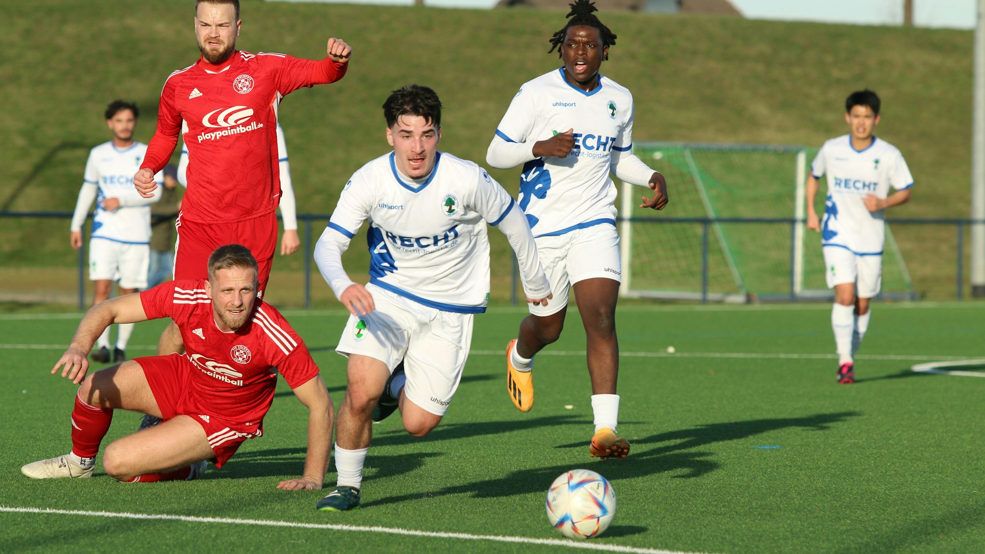 Ein Spieler des TuS Königsdorf hat sich durch die Zülpicher Abwehr getankt.