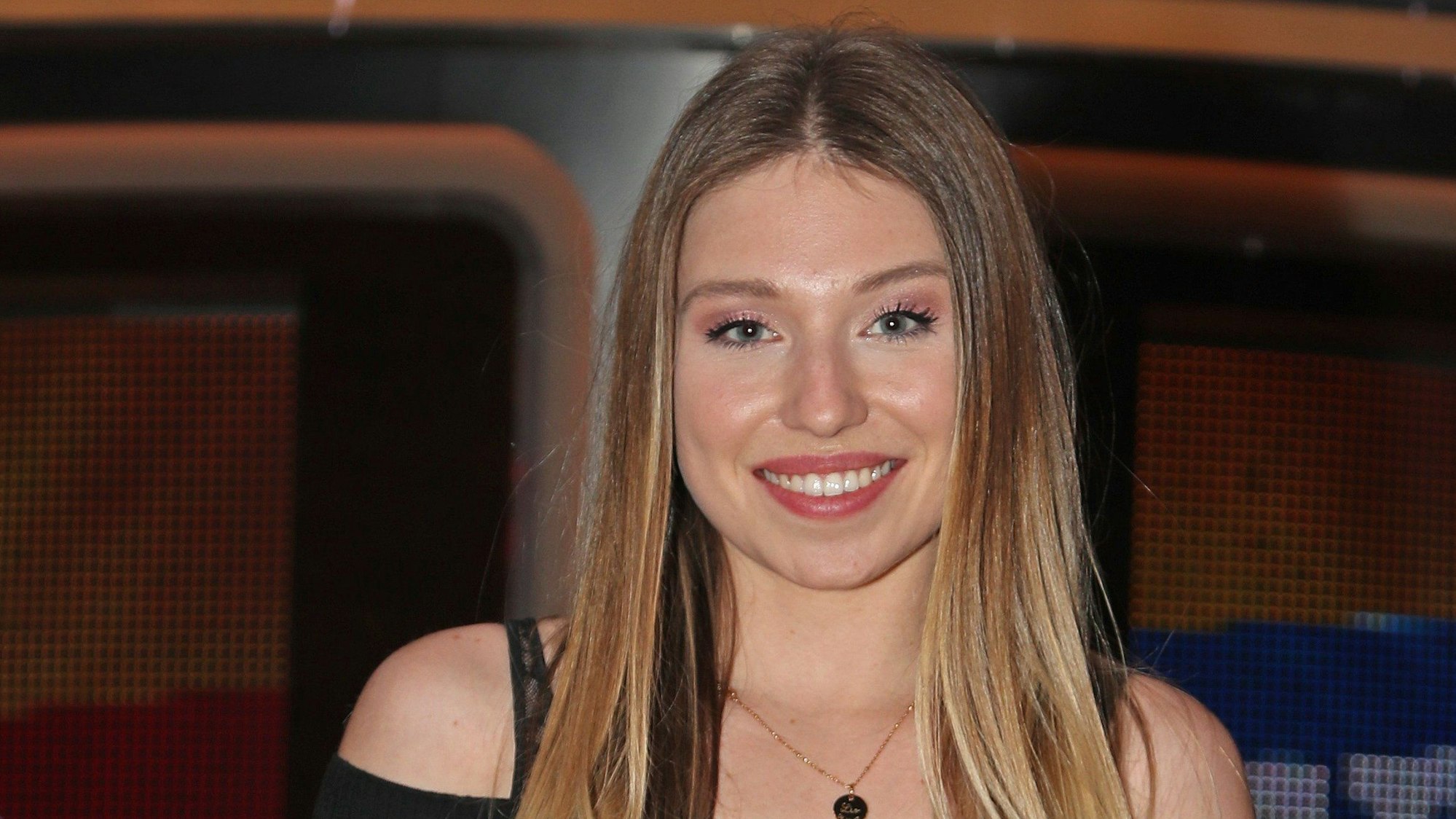 RECROP - Youtube-Star Bianca «Bibi» Claßen beim Fototermin zur TV Aufzeichnung von "Klein gegen Gross - Das unglaubliche Duell". (zu dpa "Youtuberin Bibi verzückt Fans auf Instagram: «Wir vermissen dich») +++ dpa-Bildfunk +++