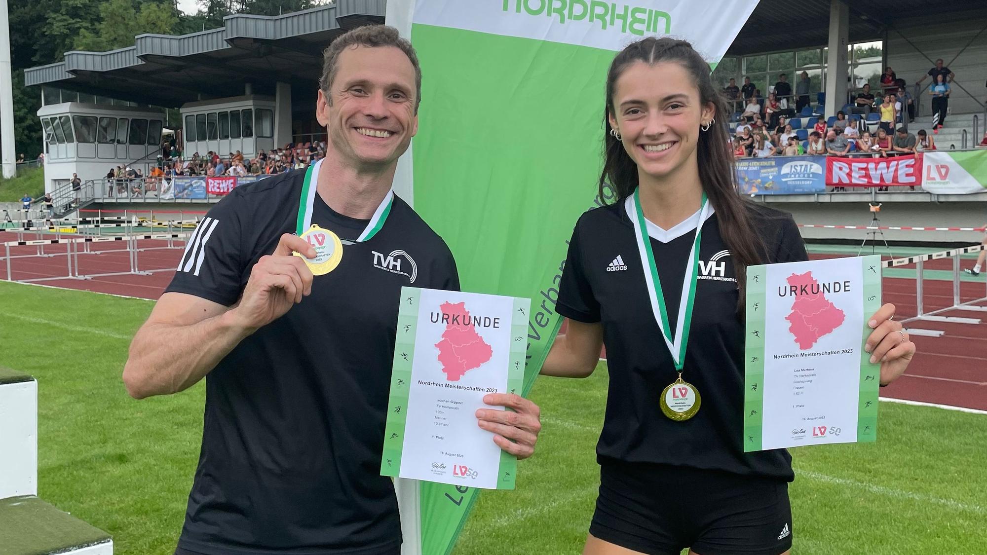 Jochen Gippert und Lea Mertens strahlen mit Urkunden und Medaillen