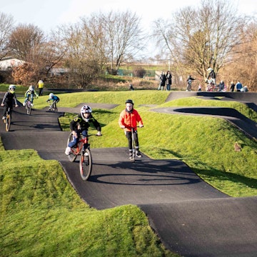 Das Bild zeigt einen Überblick über das Areal des Pumptracks. Der ist gut besucht.