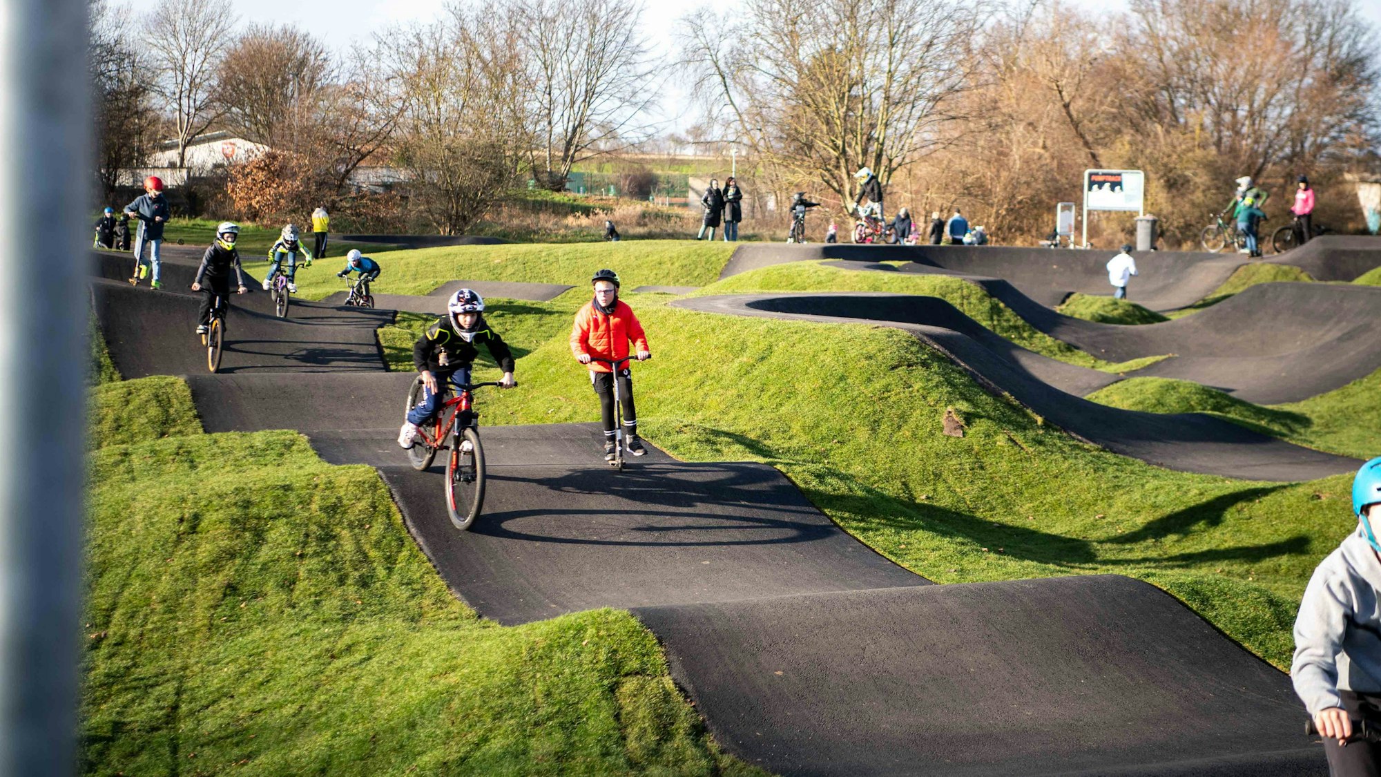 Das Bild zeigt einen Überblick über das Areal des Pumptracks. Der ist gut besucht.