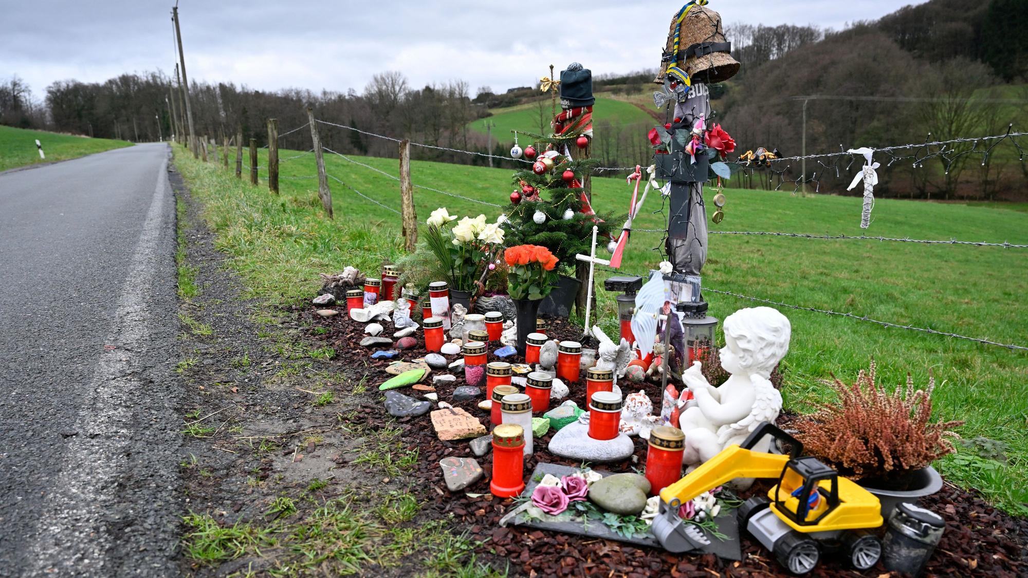 Blumen stehen am Straßenrand: Gedenkstätte für den überfahrenen Jugendlichen auf der Schallemicher Straße in Odenthal.