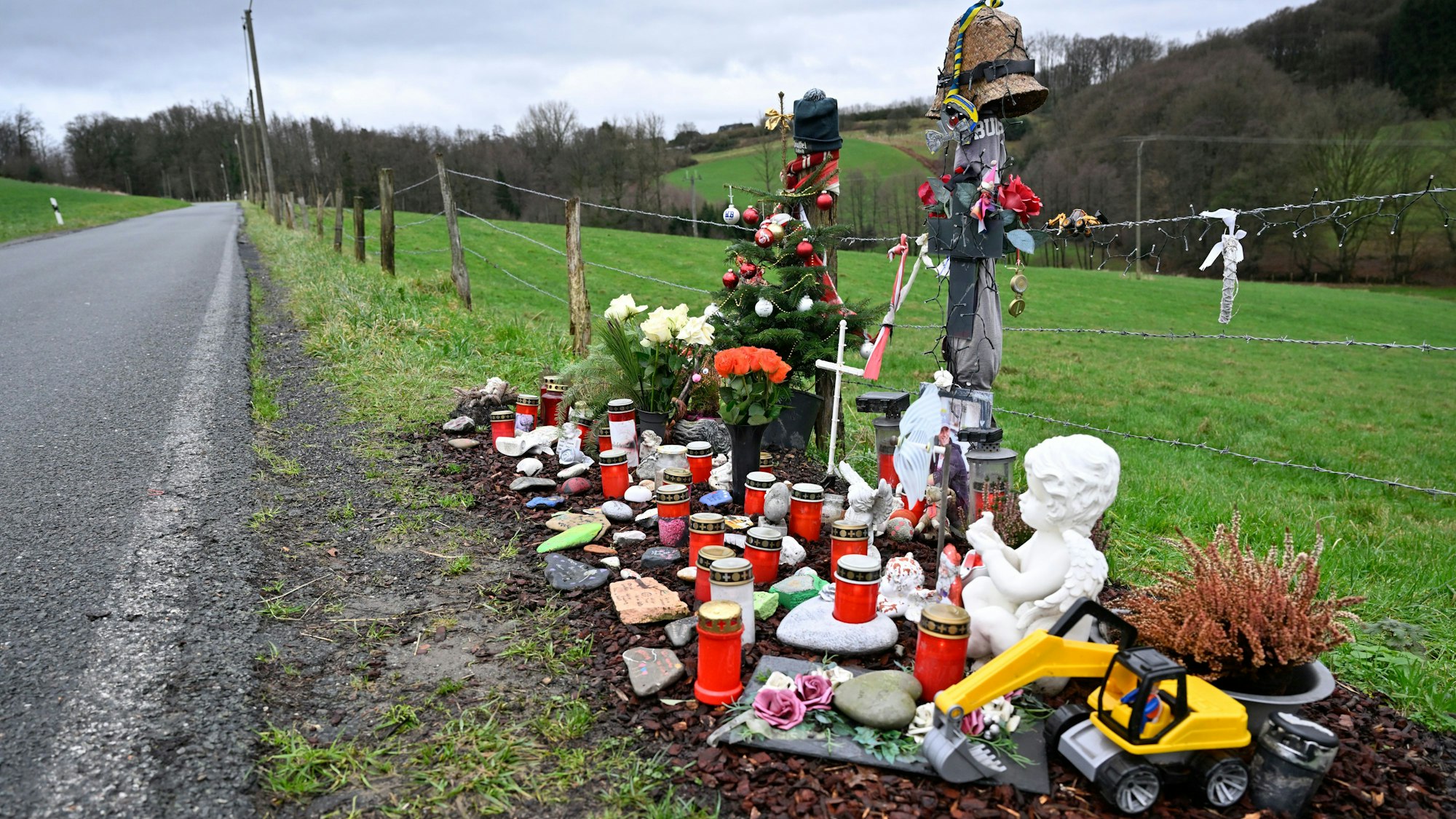 Blumen stehen am Straßenrand: Gedenkstätte für den überfahrenen Jugendlichen auf der Schallemicher Straße in Odenthal.