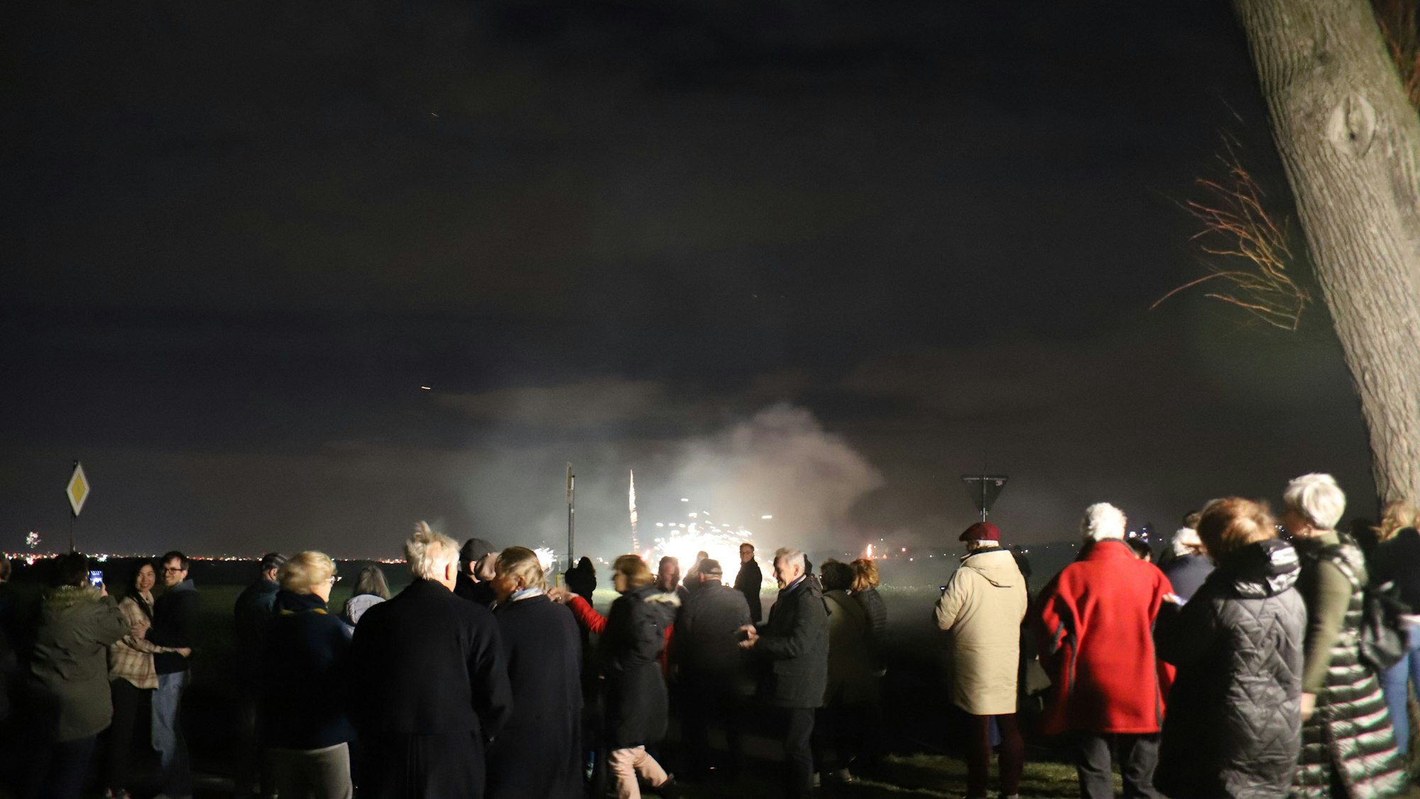 An der Kapelle St. Isidor in Halberg trafen sich viele Lohmarer, um das Jahr 2023 mit Feuerwerk zu begrüßen.