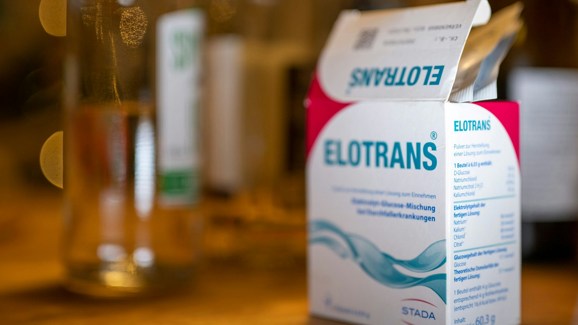Eine Packung vom Durchfallmedikament Elotrans liegt auf einem Tisch.