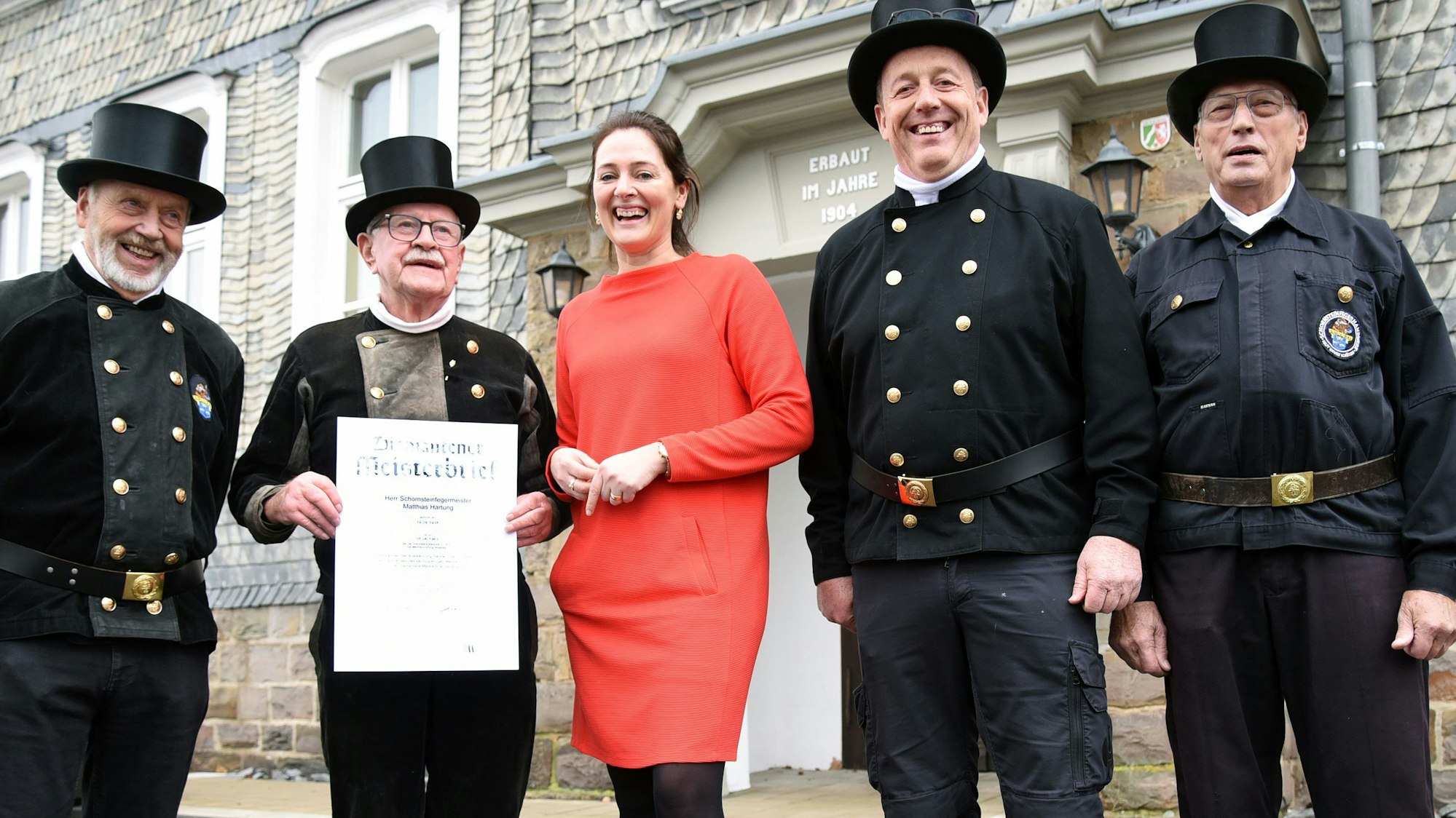 Umringt von stattlichen Glücksbringern ist Waldbröls Bürgermeisterin Larissa Weber, und zwar von (von links) Christian Wirths, Diamant-Jubilar Matthias Hartung, Bezirksschornsteinfegermeister Paul W. Giebeler und Dieter Fuchs. Unser Foto zeigt die Gruppe vor dem historischen Rathaus der Marktstadt.