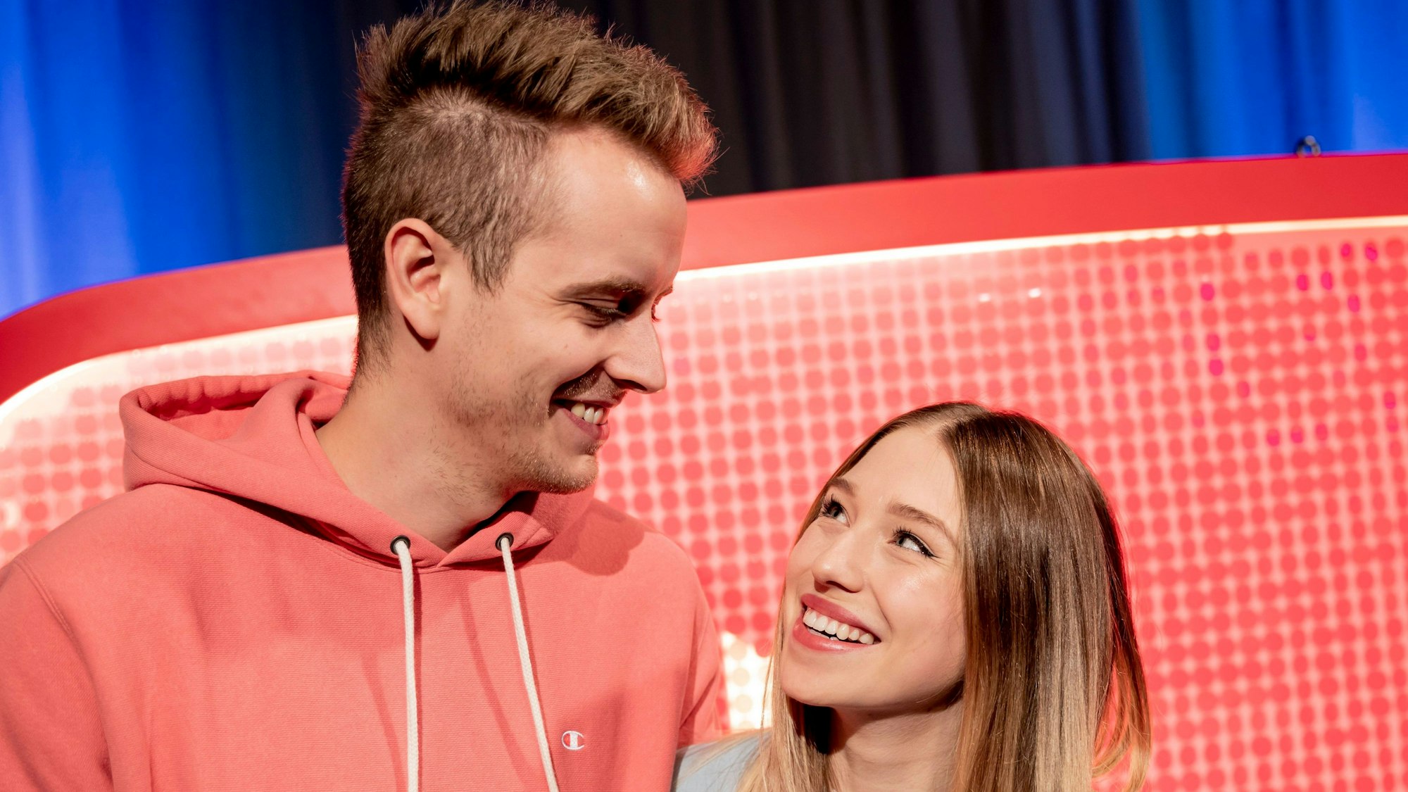 Das YouTuber-Paar Julian «Julienco» Claßen und Bianca «Bibi» Claßen schauen sich beim YouTube-Jahresrückblick 2018 im YouTube Space Berlin vor einem YouTube-Logo an.