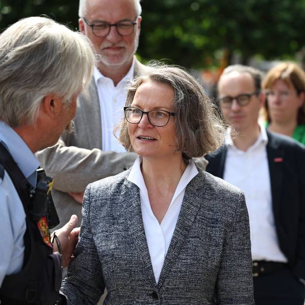 NRW-Heimatministerin Ina Scharrenbach spricht in Euskirchen mit einem Polizisten. Rechts ist Landrat Markus Ramers zu sehen.