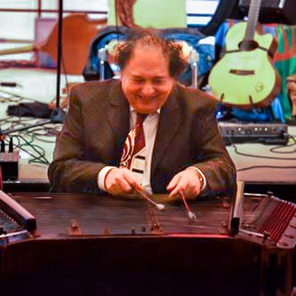 Elemer Balogh spielt auf seinem Zymbal.