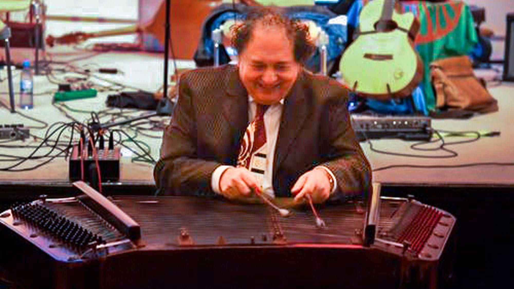 Elemer Balogh spielt auf seinem Zymbal.