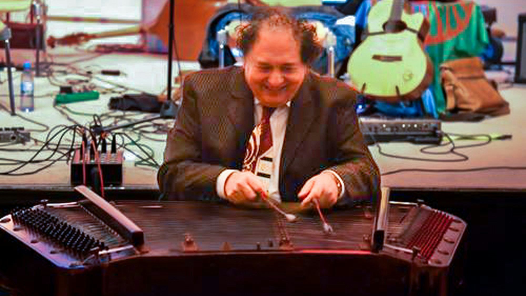 Elemer Balogh spielt auf seinem Zymbal.