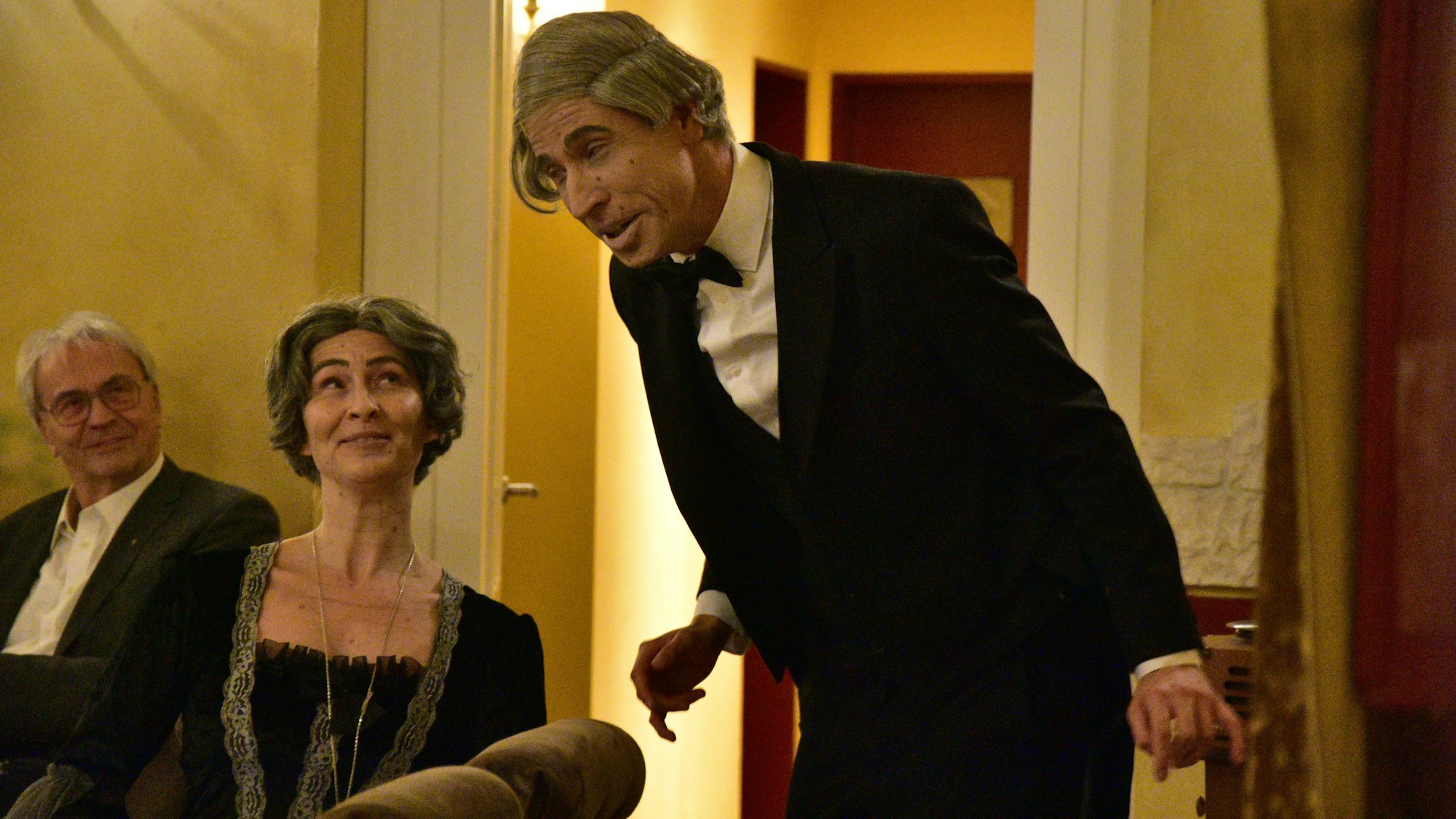 Dinner for One: Butler James bedient Miss Sophie.