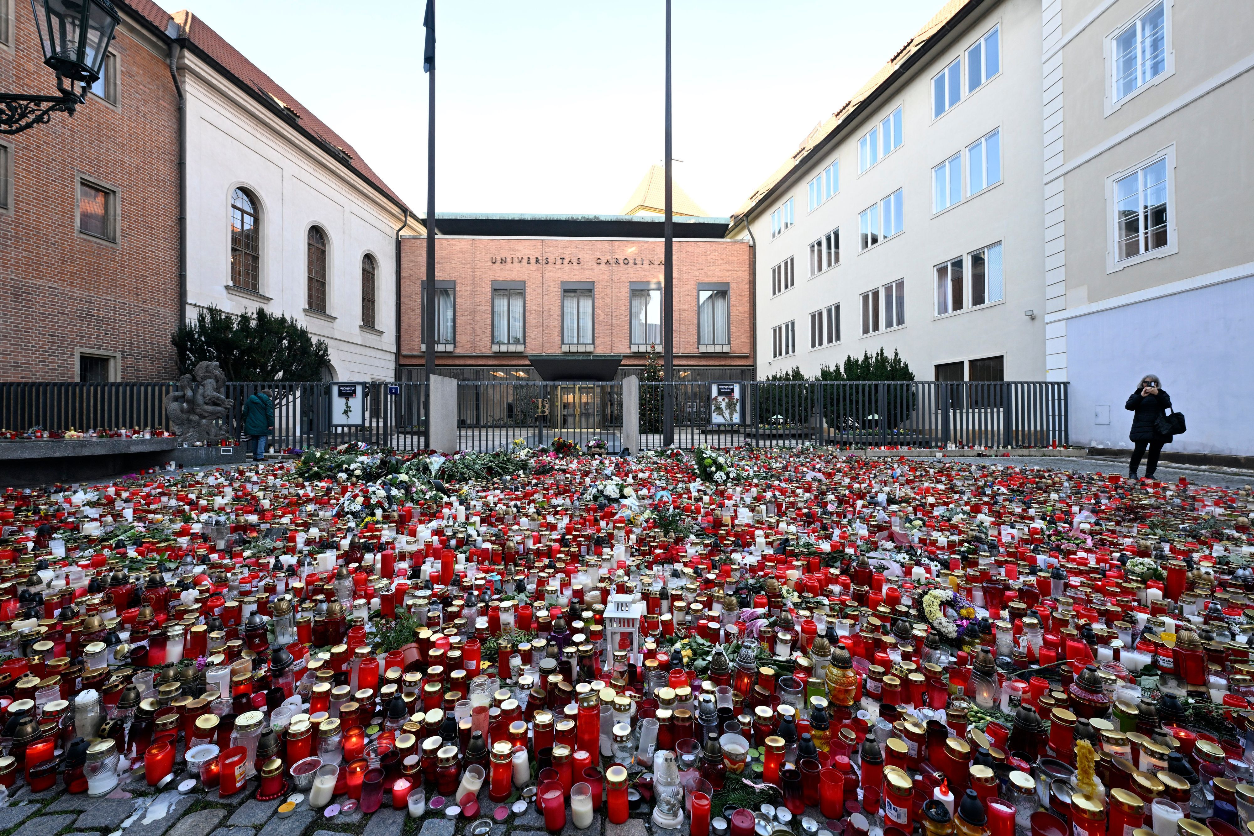 Ein Mahnmal mit Blumen und Kerzen wurde für die Opfer des Angriffs an der Philosophischen Fakultät der Karls-Universität errichtet.