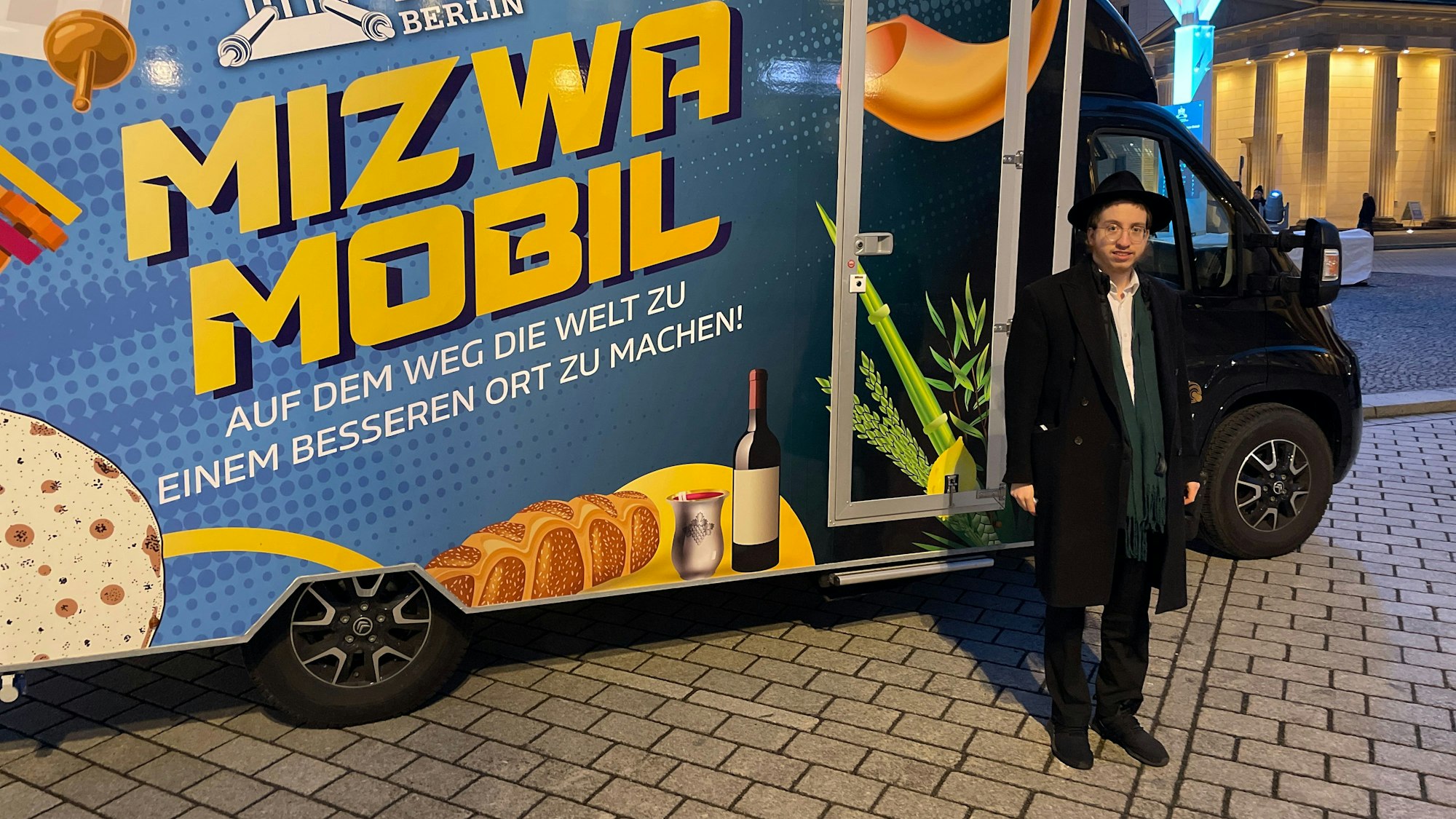 Mit Süßgebäck und der Bereitschaft zum Gespräch fährt Rabbiner Mendel Brandwine durch Berlin. Leon Grupe; Seit März fährt Rabbiner Mendel Brandwine mit dem Mizwa Mobil durch Berlin.; ; ; ;;