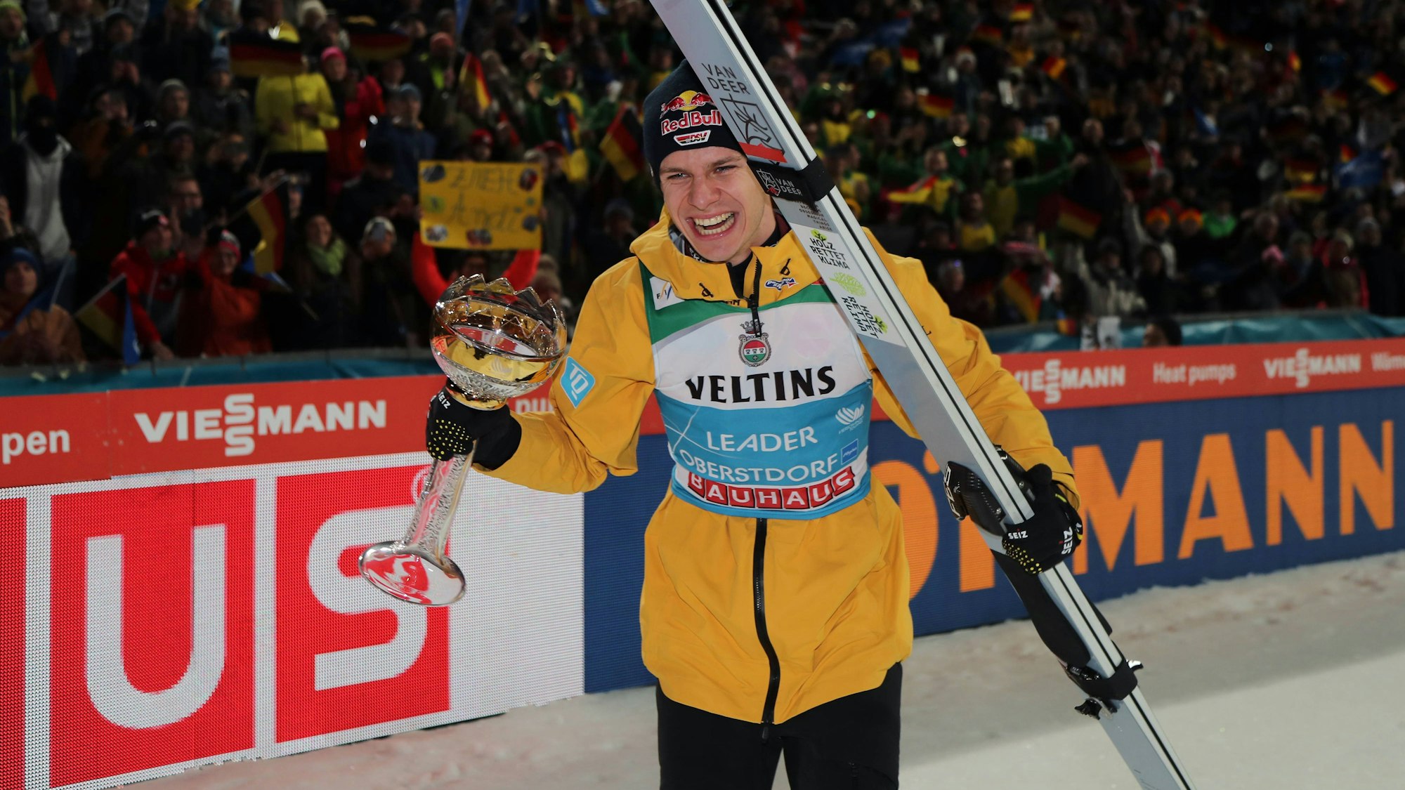 Oberstdorf, Deutschland 29. Dezember 2023: 72.internationale Vierschanzentournee, Skispringen, Herren, Weltcup, Oberstdorf, ORLEN Arena, 4hills,Schattenbergschanze WELLINGER Andreas GER jubelt mit dem Pokal und Ski in der Hand, Tagessieger, Sieger, Freude, jubel, Emotion *** Oberstdorf, Germany 29 December 2023 72 international Four Hills Tournament, Ski Jumping, Men, World Cup, Oberstdorf, ORLEN Arena, 4hills,Schattenbergschanze WELLINGER Andreas GER cheers with the trophy and ski in his hand, winner of the day, winner, joy, jubilation, emotion