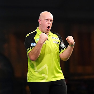 Michael van Gerwen jubelt über seinen Sieg.