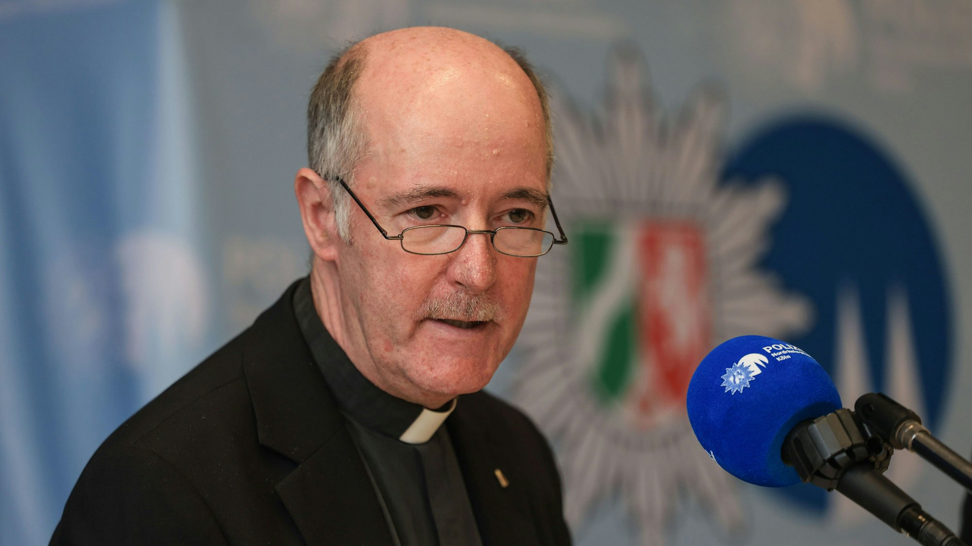 Guido Assmann, Dompropst, spricht in ein Mikrofon.