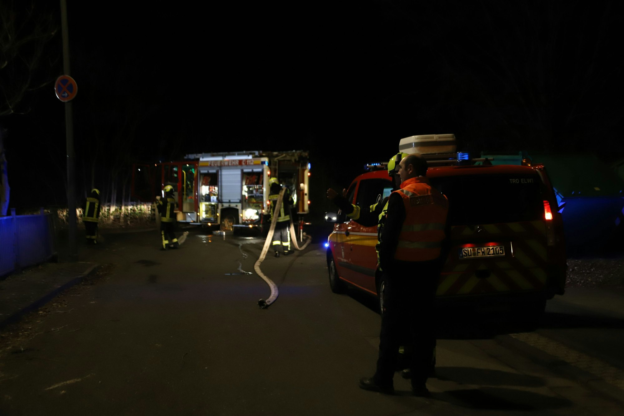 Auf einem Firmengelände am Dachsweg brannte ein Müllconatiner mit Metallspänen, die Bahnstrecke musste gesperrt werden.