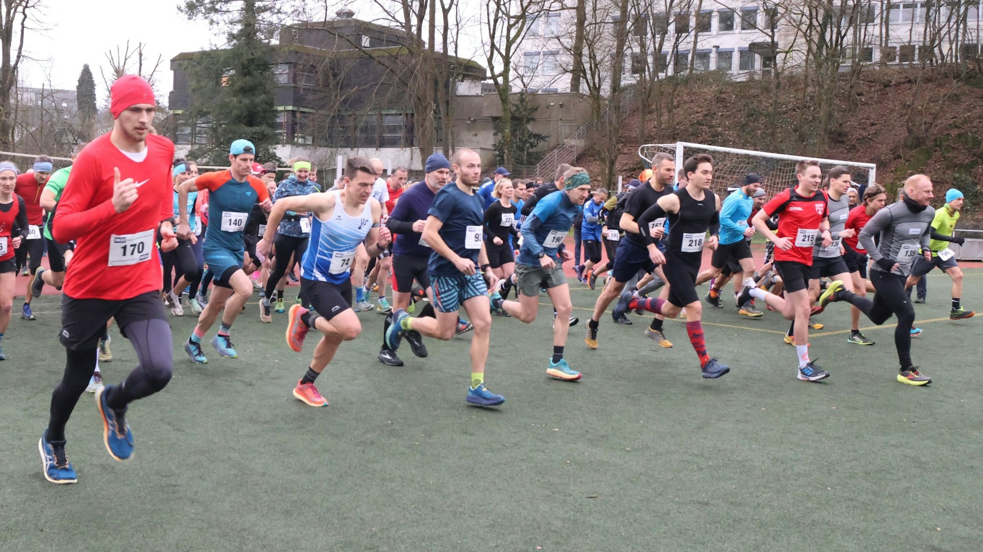 Blick auf ein Läuferfeld kurz nach dem Startschuss.