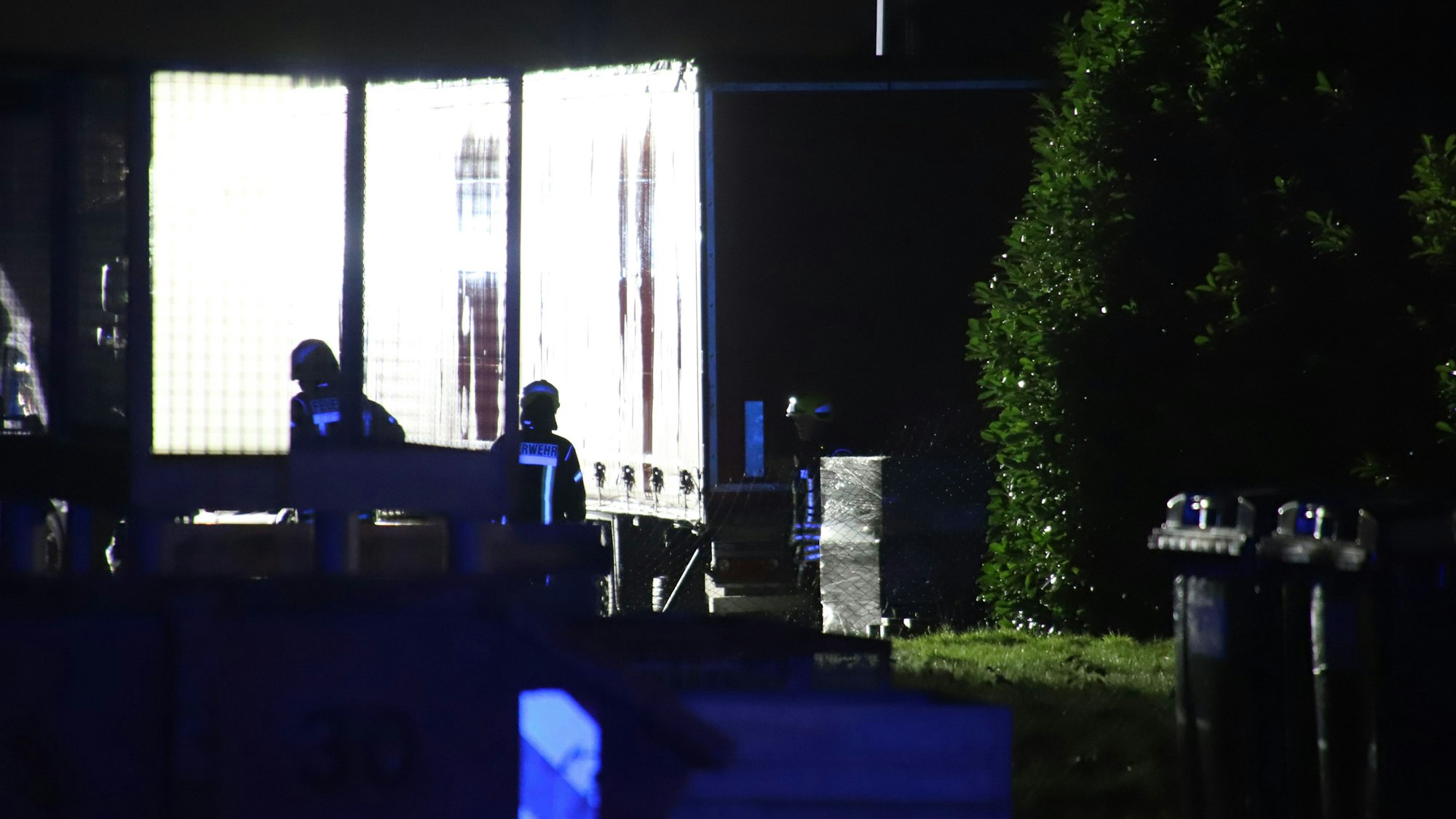 Auf einem Firmengelände am Dachsweg brannte ein Müllcontainer mit Metallspänen, die Bahnstrecke musste gesperrt werden. Davor stand ein 40-Tonner.