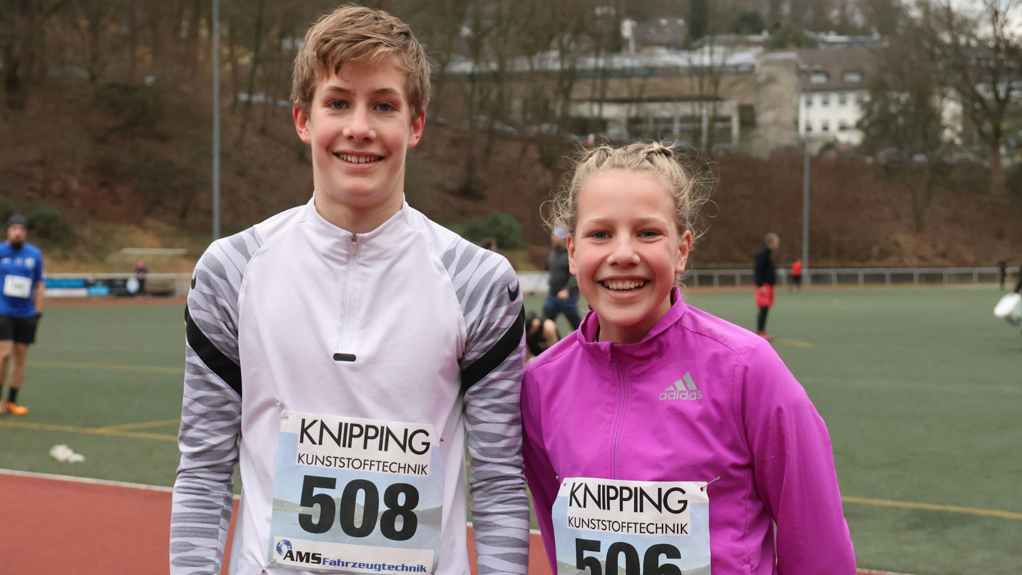 Zwei Geschwister nach dem Zieleinlauf.