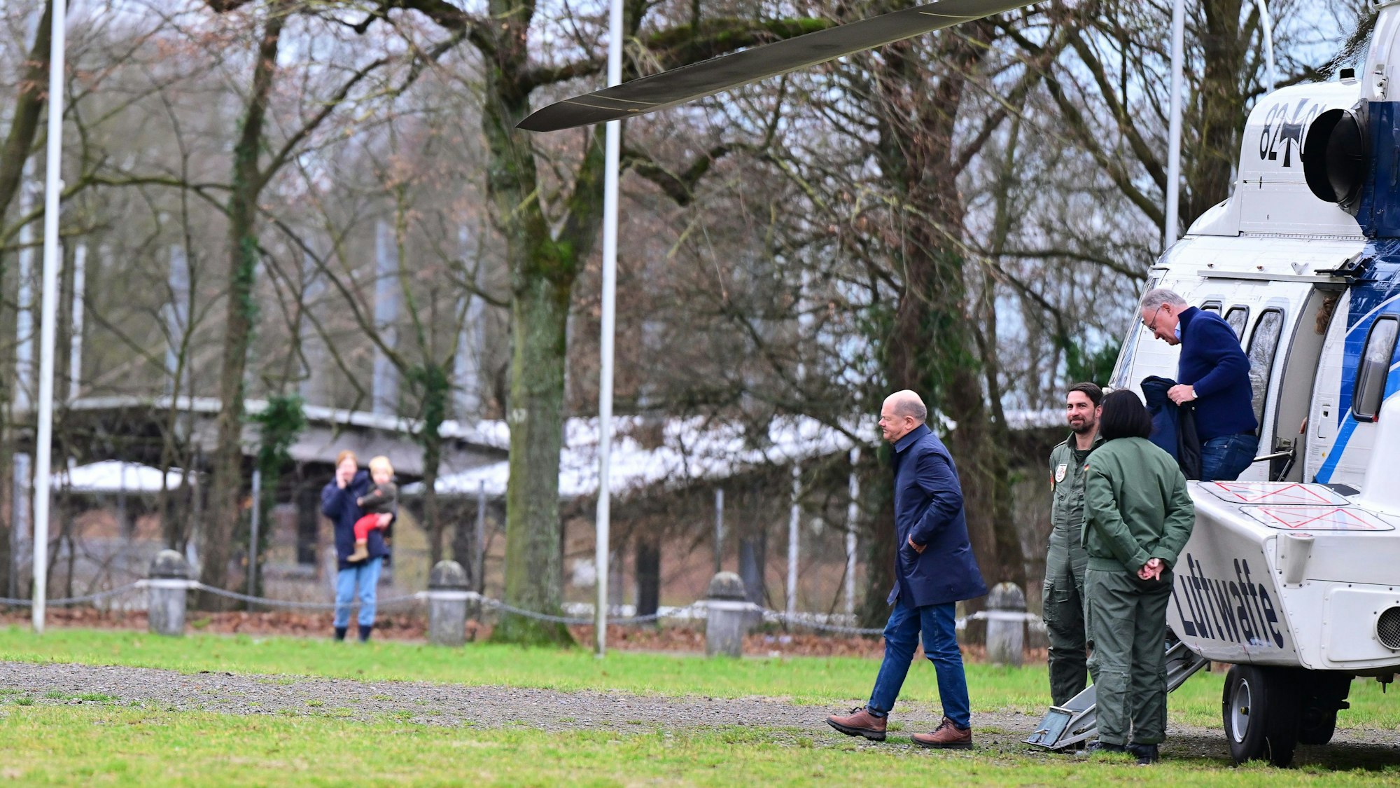 Bundeskanzler Olaf Scholz und Stephan Weil, Ministerpräsident von Niedersachsen, verlassen nach einem Rundflug über das Hochwassergebiet am Zusammenfluss von Weser und Aller den Helikopter.