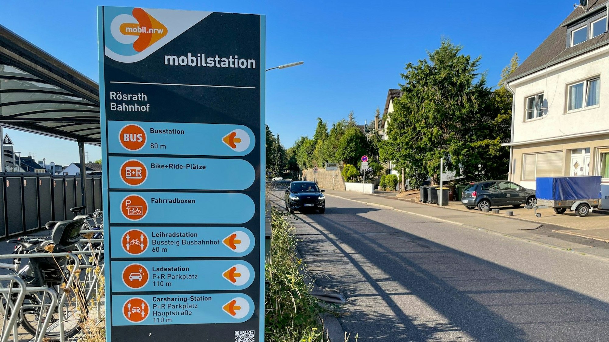 Hinweistafel auf Mobilstation an der Bensberger Straße in Rösrath.