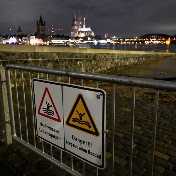 Hochwasser-Warnschilder sind am 27.12. am Rheinufer in Köln an einem Absperrgitter angebracht. Ergiebiger Dauerregen hatte den Pegelstand des Rheins ansteigen lassen, inzwischen ist er wieder deutlich gesunken. Doch es droht wieder Dauerregen.