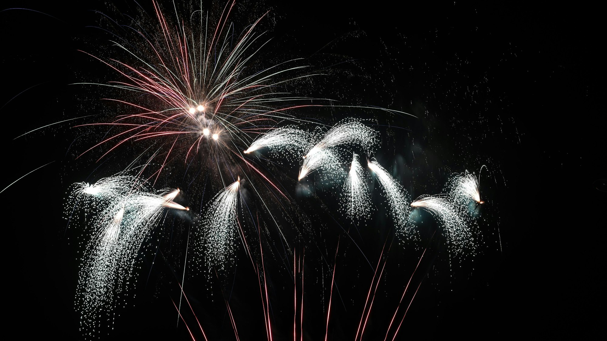 Feuerwerk wird am silvester gezündet.