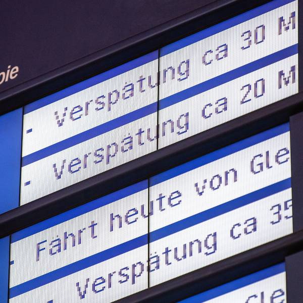 Auf einer Anzeigetafel am Hauptbahnhof werden bei mehreren Zugverbindungen Verspätungen angezeigt.