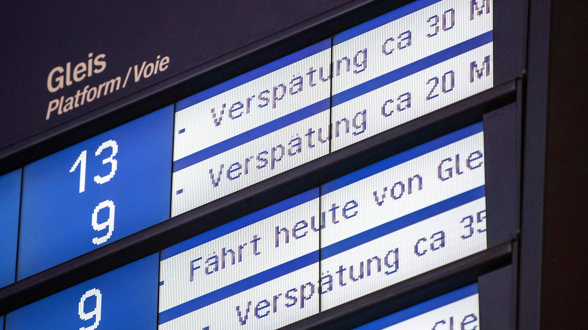 Auf einer Anzeigetafel am Hauptbahnhof werden bei mehreren Zugverbindungen Verspätungen angezeigt.
