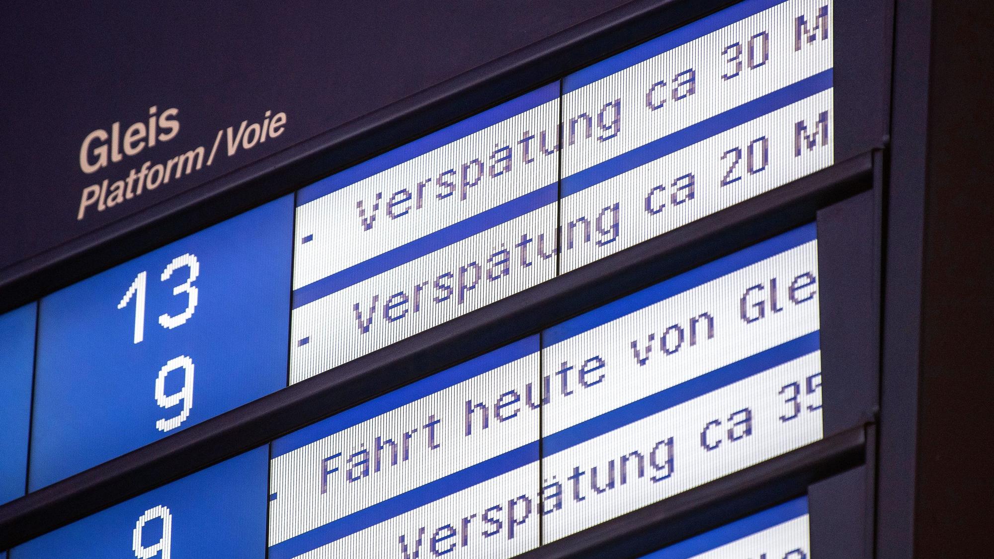 Auf einer Anzeigetafel am Hauptbahnhof werden bei mehreren Zugverbindungen Verspätungen angezeigt.